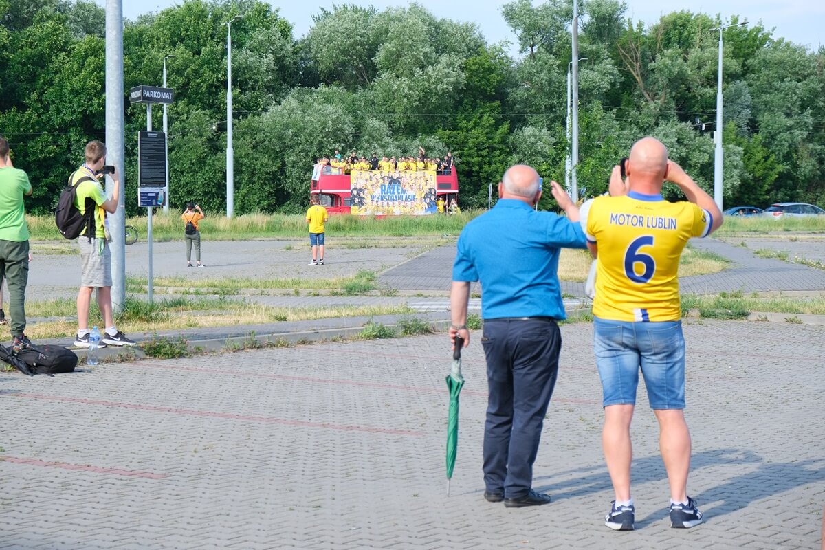 feta kibiców i piłkarzy Motoru Lublin