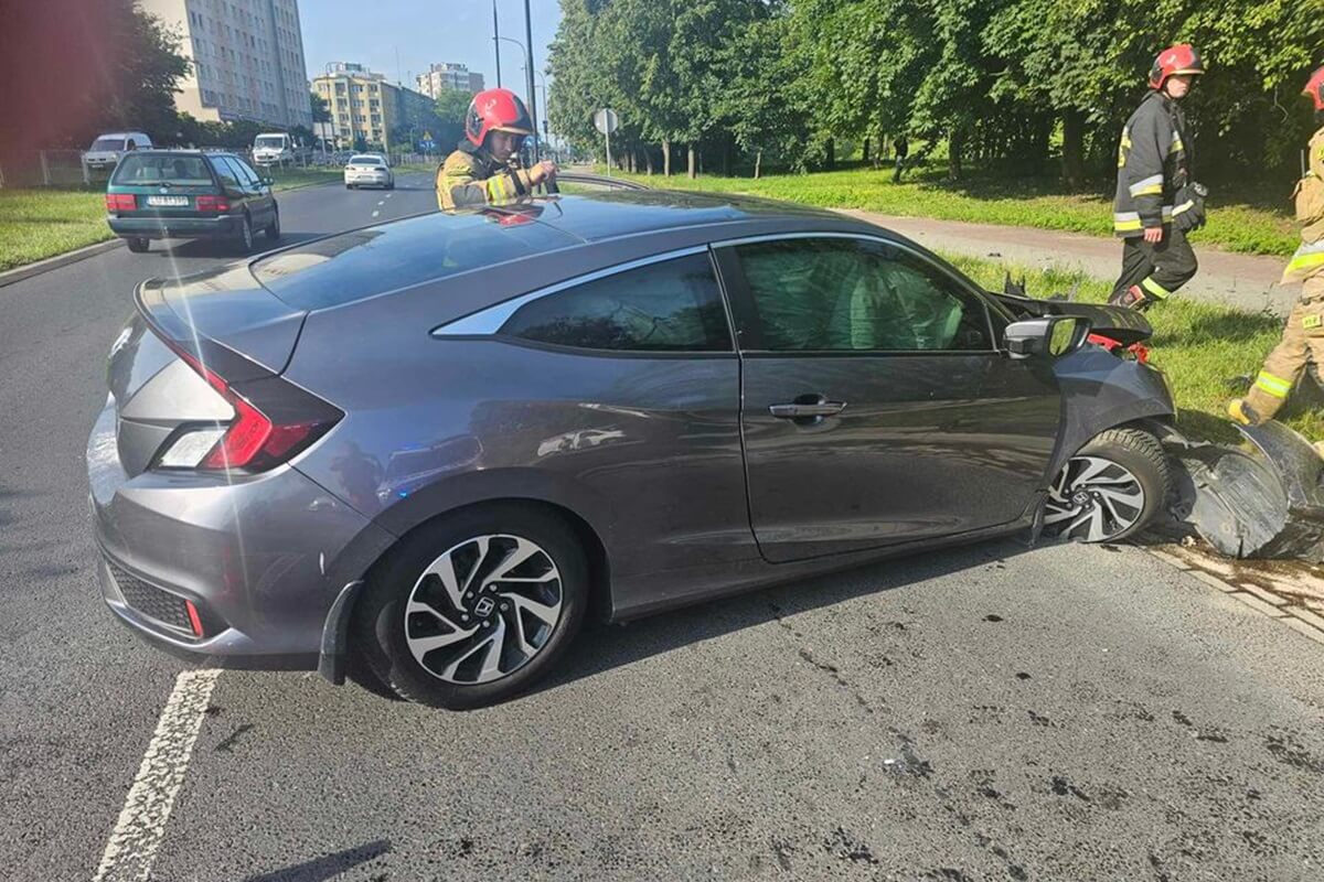 Honda uderzyła w latarnię na ul. Krańcowej