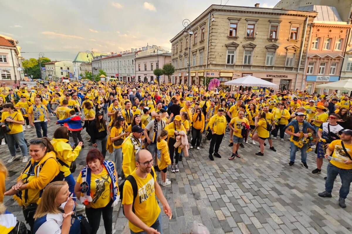 Manifestacja kibiców Orlen Oil Motoru Lublin przed Ratuszem