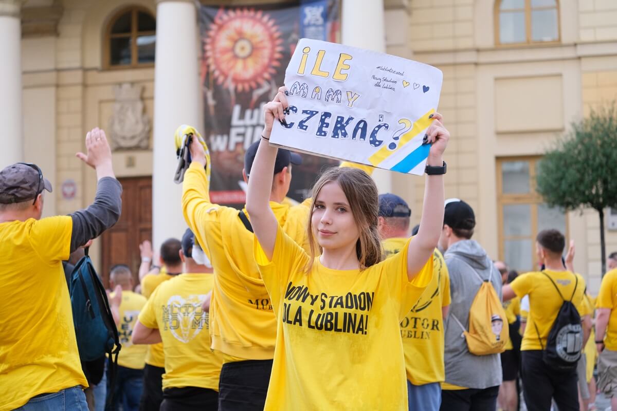 Manifestacja kibiców Orlen Oil Motoru Lublin przed Ratuszem