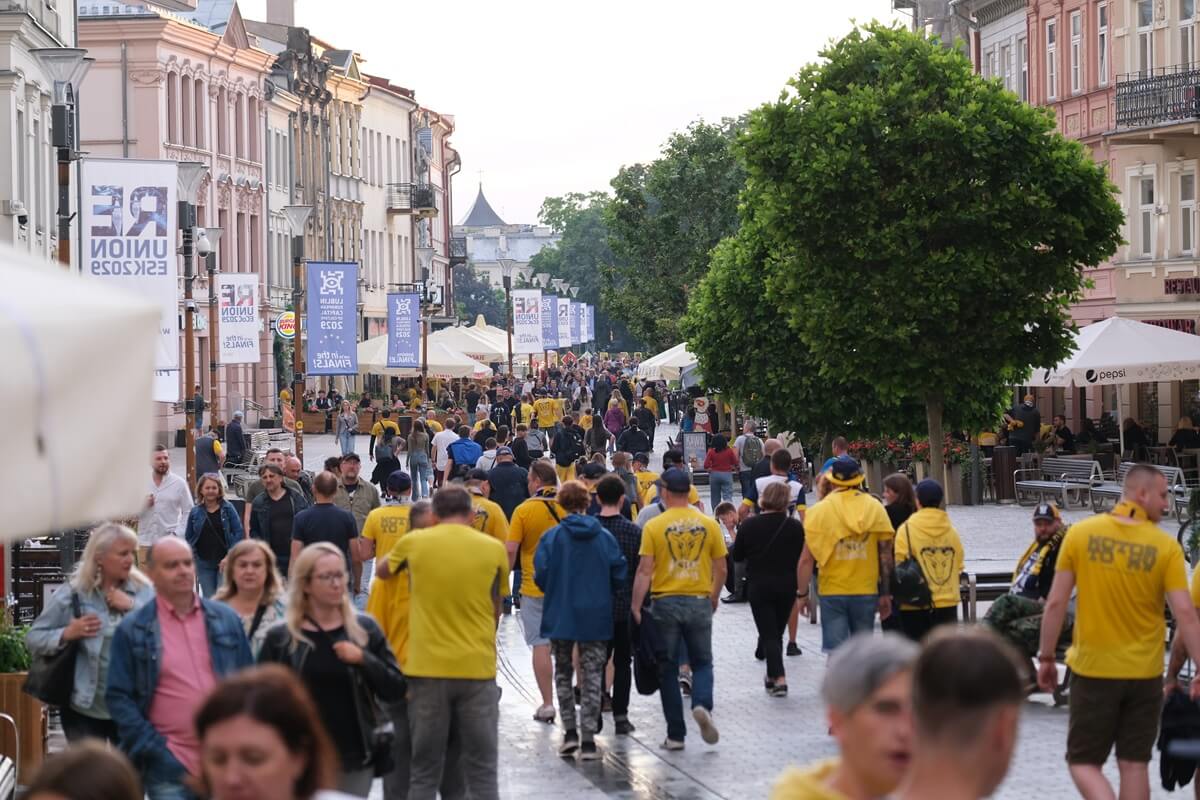 Manifestacja kibiców Orlen Oil Motoru Lublin przed Ratuszem