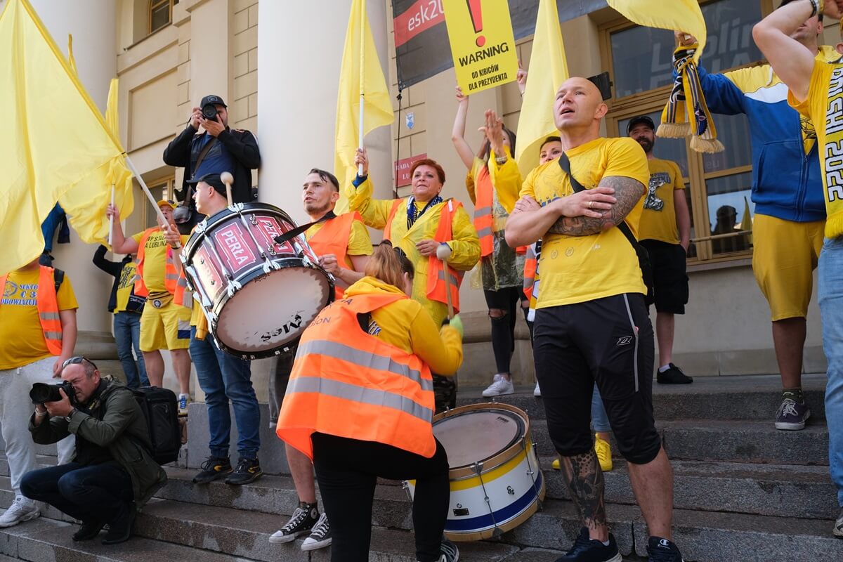 Manifestacja kibiców Orlen Oil Motoru Lublin przed Ratuszem