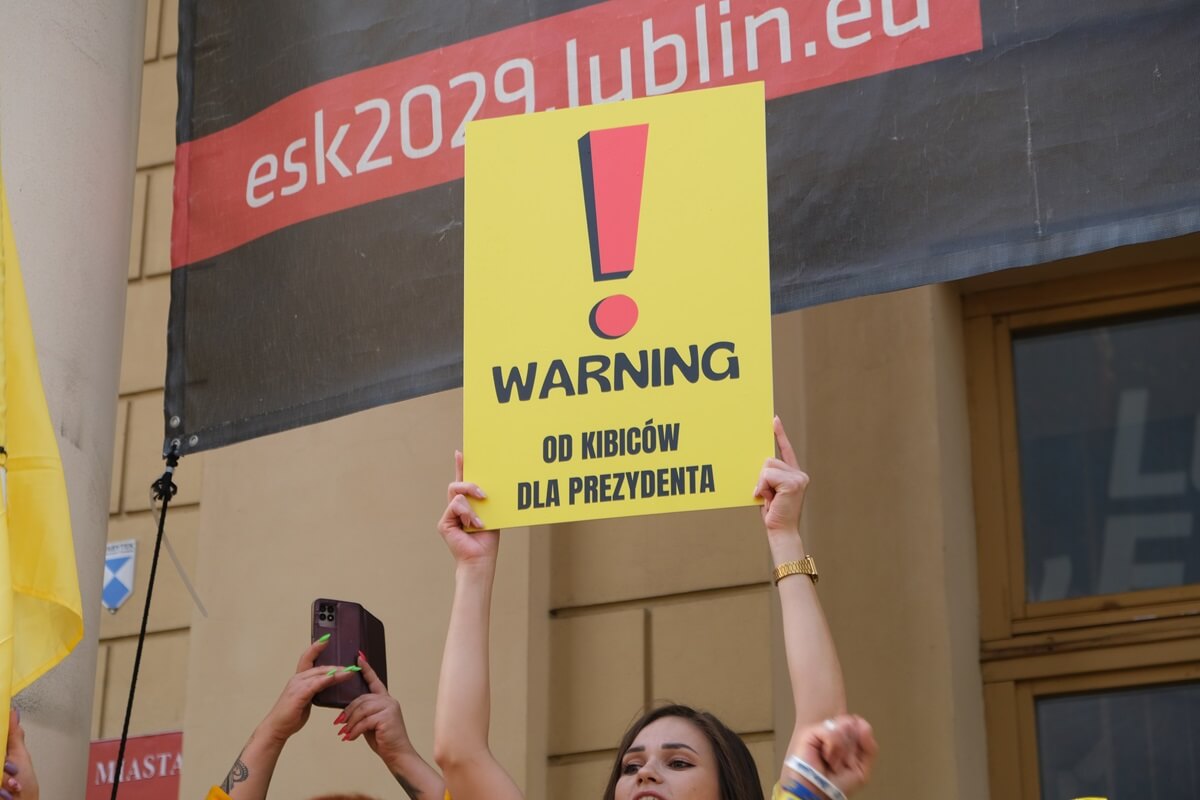 Manifestacja kibiców Orlen Oil Motoru Lublin przed Ratuszem