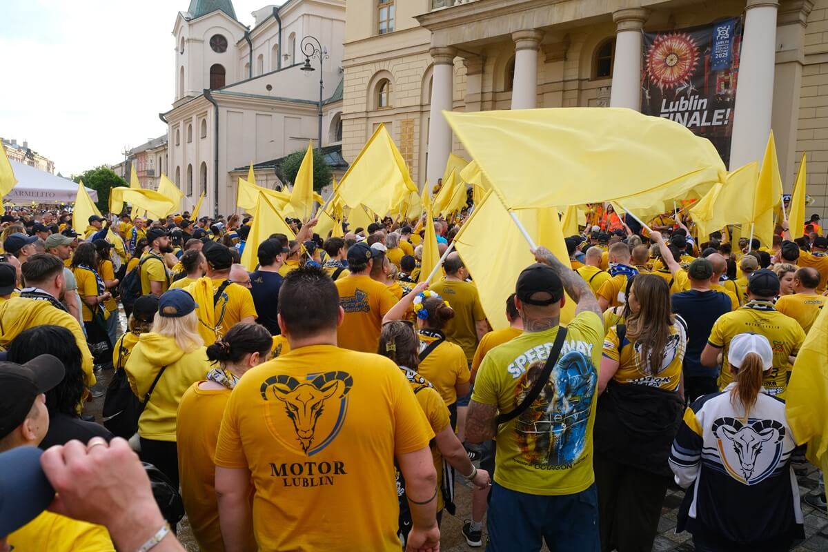 Manifestacja kibiców Orlen Oil Motoru Lublin przed Ratuszem