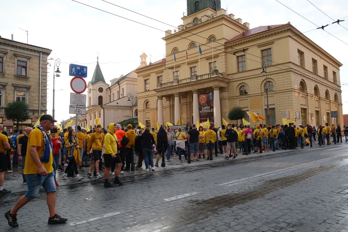 Manifestacja kibiców Orlen Oil Motoru Lublin przed Ratuszem