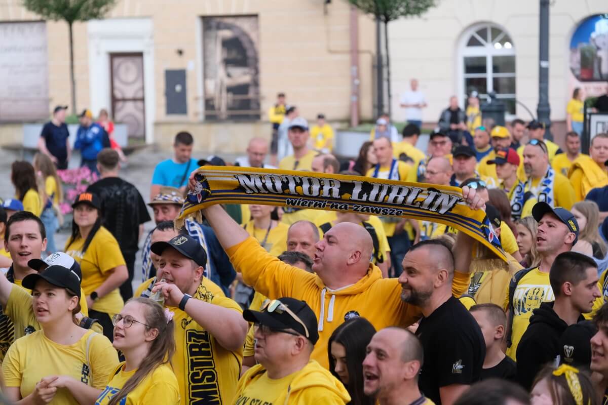 Manifestacja kibiców Orlen Oil Motoru Lublin przed Ratuszem