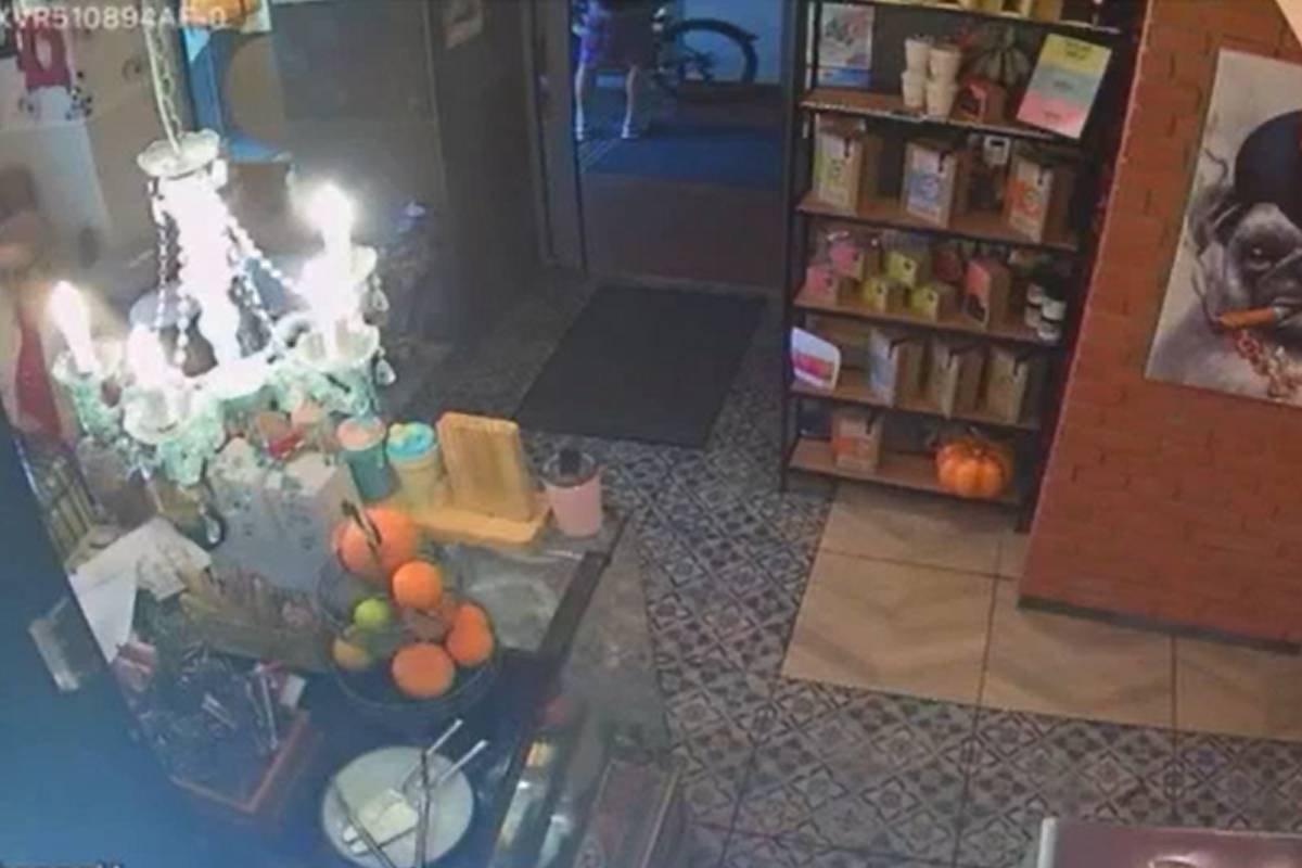 Moment kradzieży roweru zarejestrowany przez kamerę w kawiarni