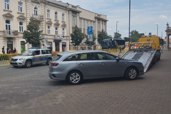 Odholowany samochód z Krakowskiego Przedmieścia przed Tour de Pologne Women