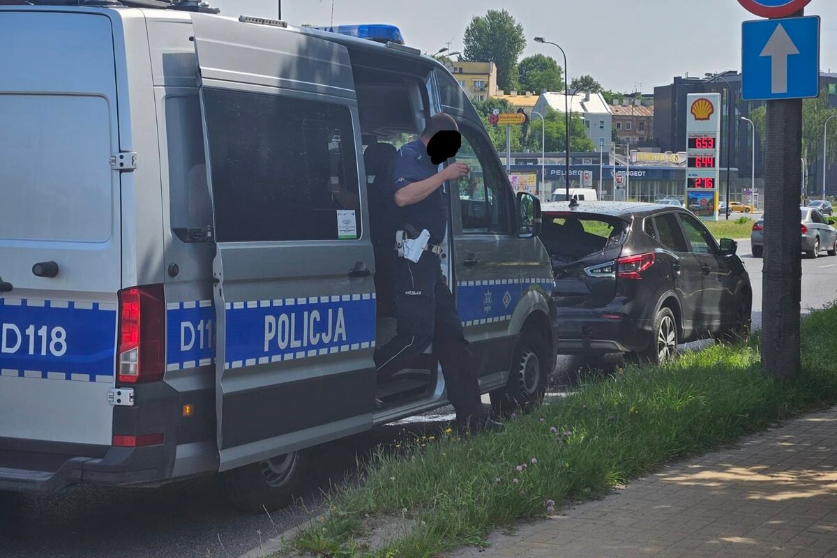 Policjanci interweniujący do kolizji z udziałem nissana i ciężarowego MAN-a