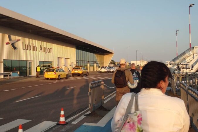 Pasażerowie na płycie lotniska Port Lotniczy Lublin w Świdnik