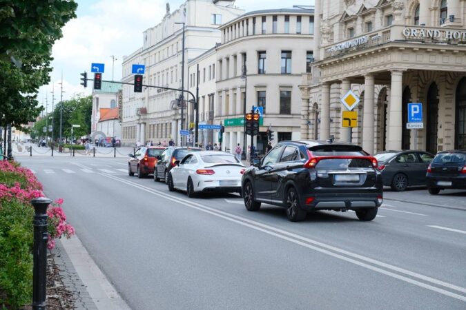 Samochody stojące przed światłami na Krakowskim Przedmieściu w Lublinie