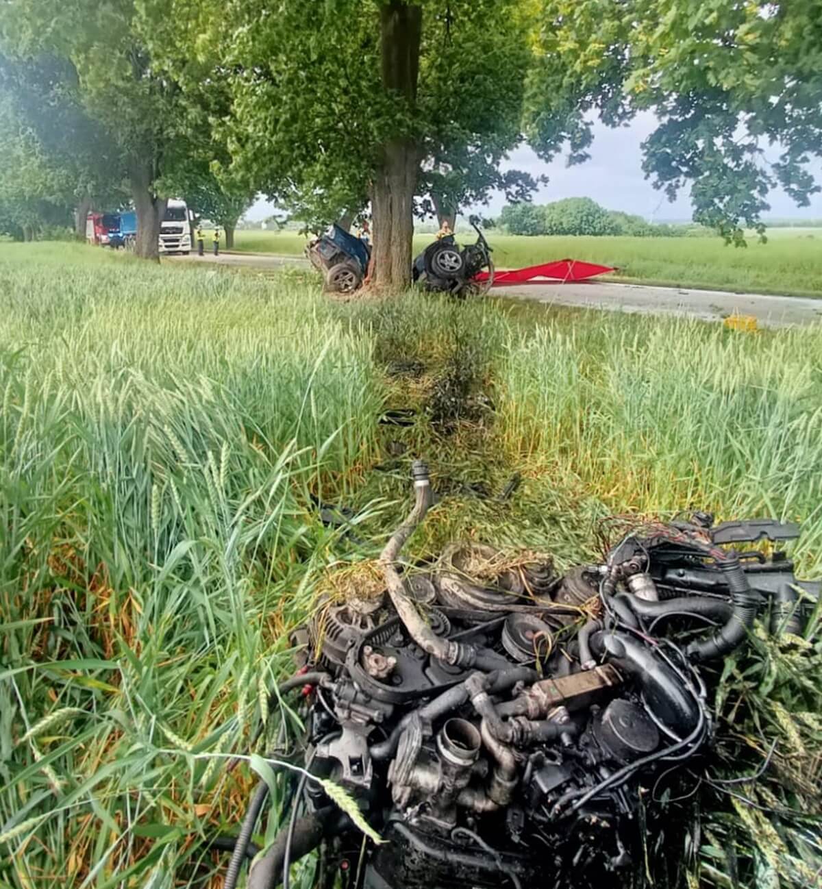 Silnik wypadł z BMW po uderzeniu w drzewo w miejscowości Żółkiew