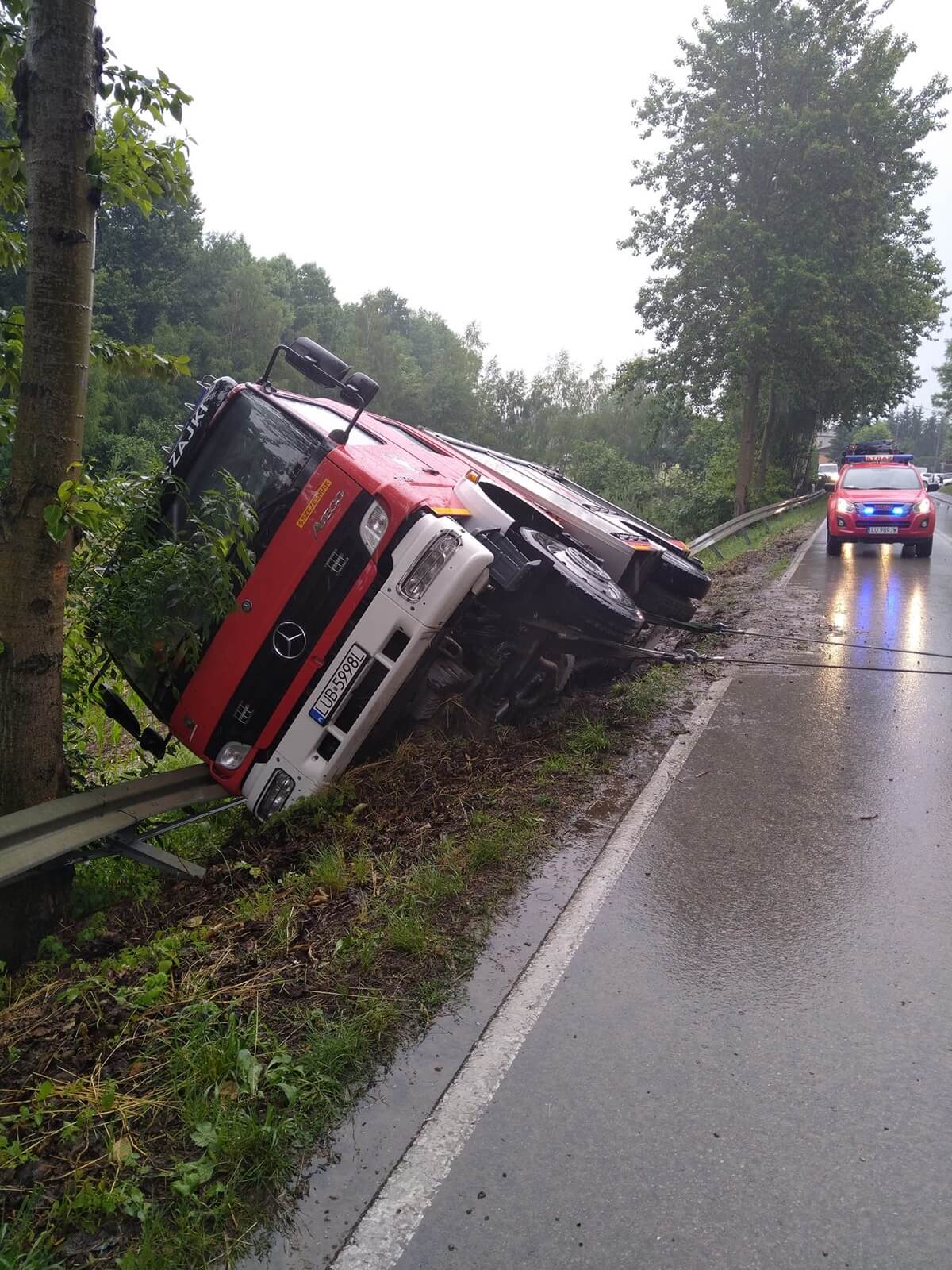 Wóz strażacki OSP Miłocin-Czajki oparł się na barierce