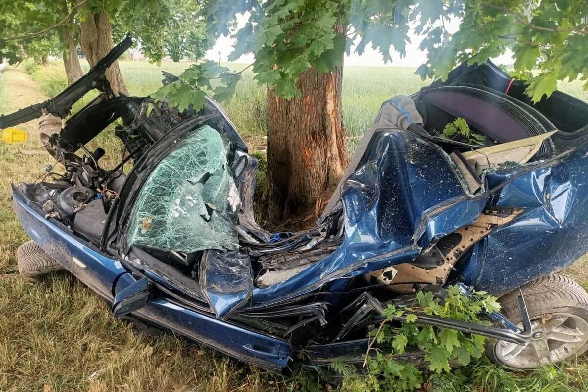 Wrak BMW po uderzeniu w drzewo w miejscowości Żółkiew
