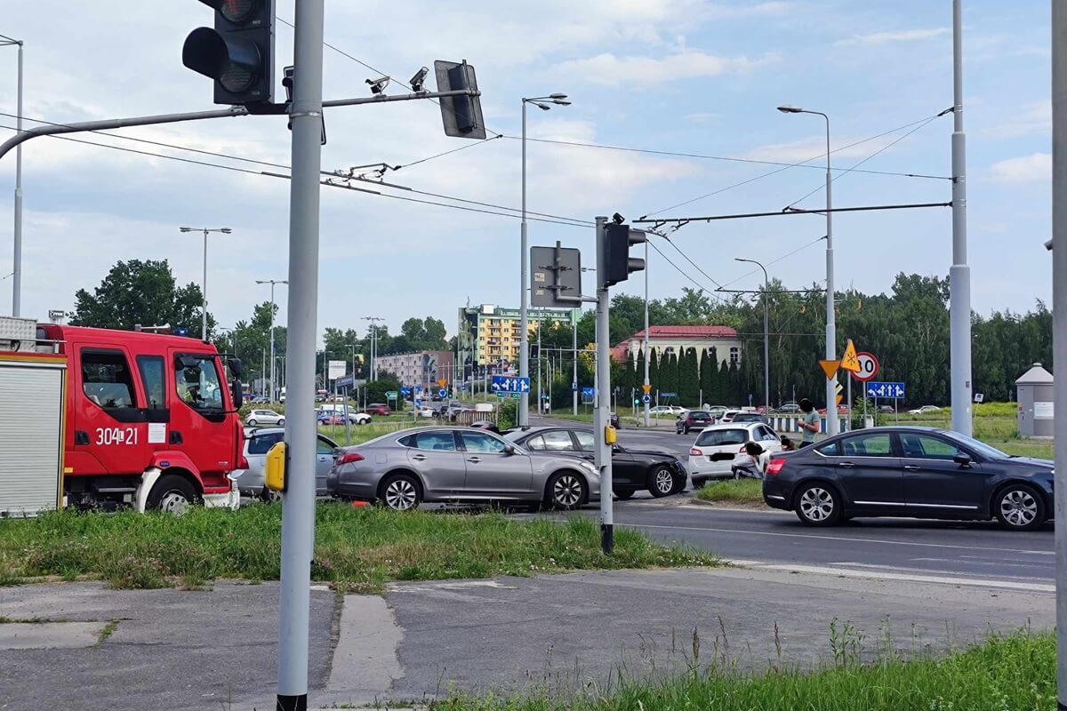 Zderzenie BMW z infiniti na skrzyżowaniu al. Andersa z ul. Mełgiewską w Lublinie