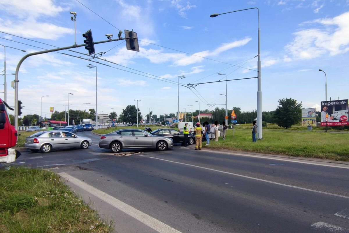 Zderzenie BMW z infiniti na skrzyżowaniu al. Andersa z ul. Mełgiewską w Lublinie