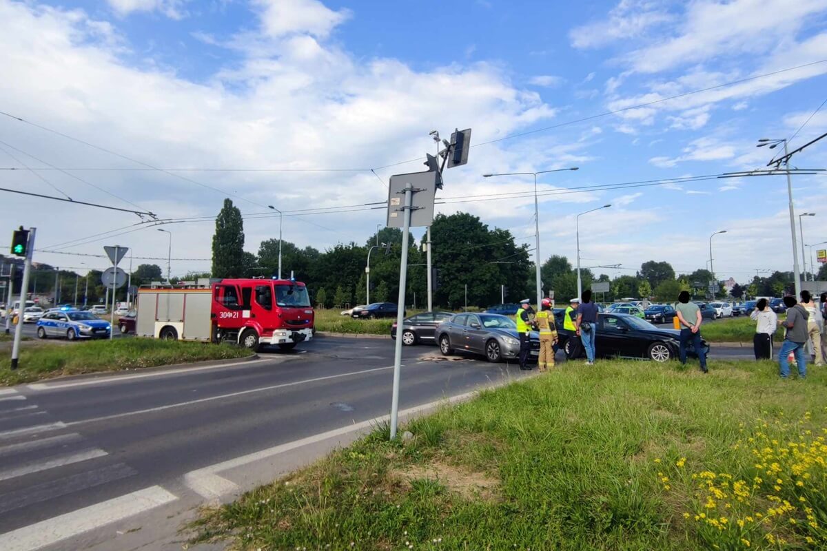 Zderzenie BMW z infiniti na skrzyżowaniu al. Andersa z ul. Mełgiewską w Lublinie