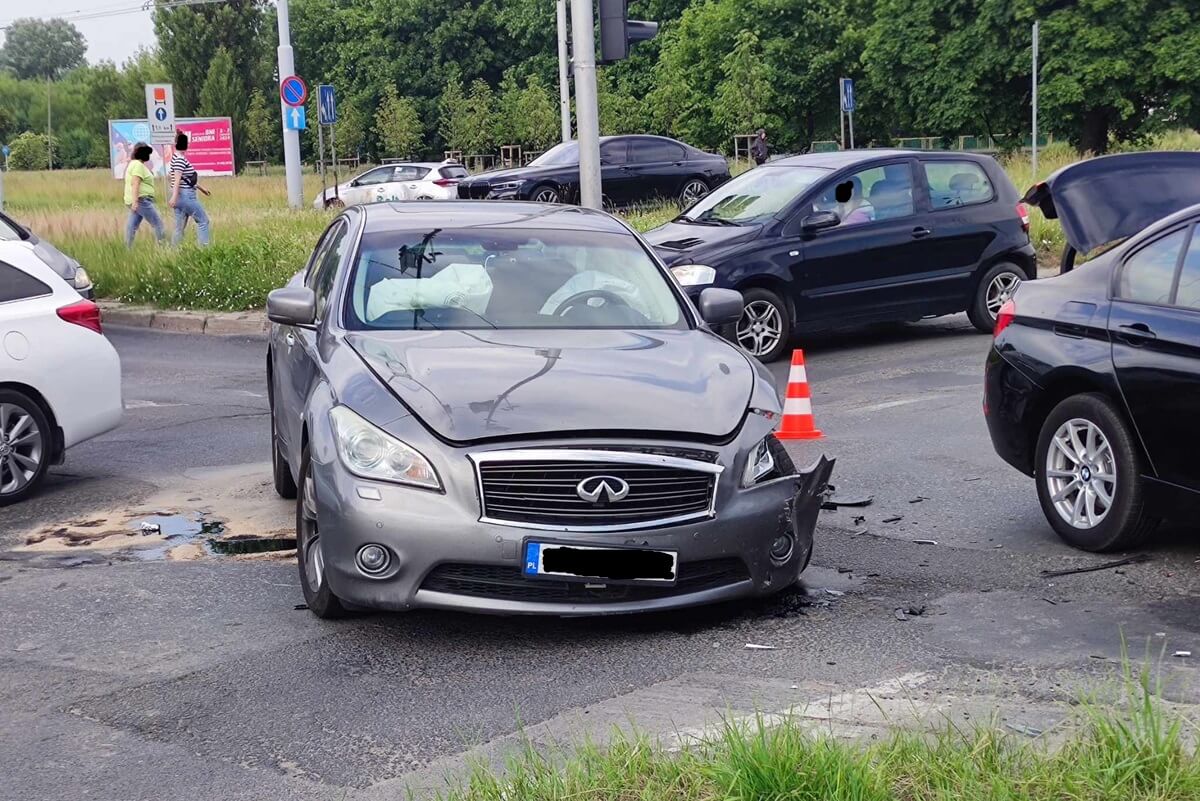 Zderzenie BMW z infiniti na skrzyżowaniu al. Andersa z ul. Mełgiewską w Lublinie