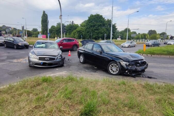Zderzenie BMW z infiniti na skrzyżowaniu al. Andersa z ul. Mełgiewską w Lublinie