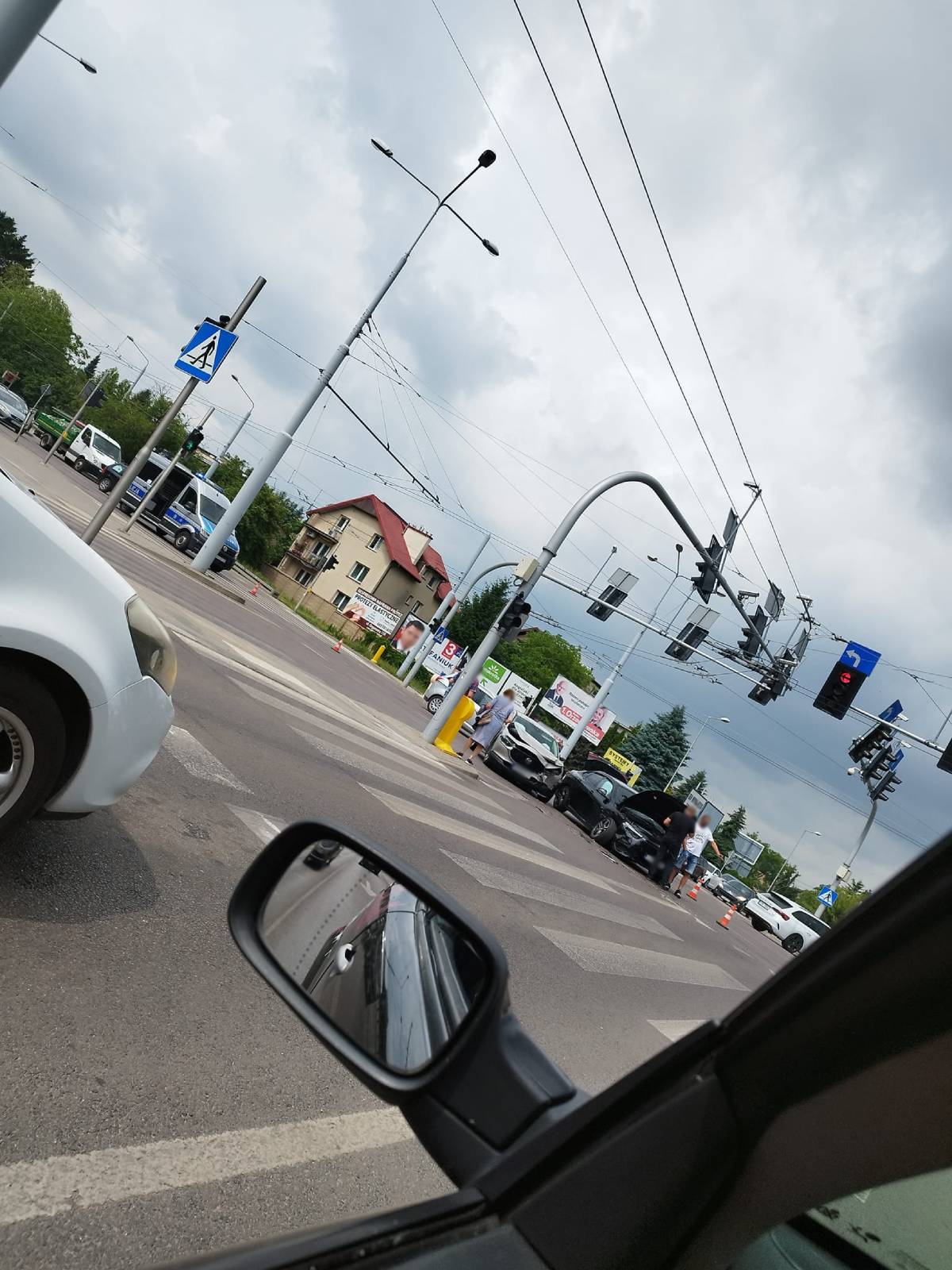 Zderzenie BMW z mazdą na skrzyżowaniu al. Kraśnickiej z ul. Bohaterów Monte Cassino