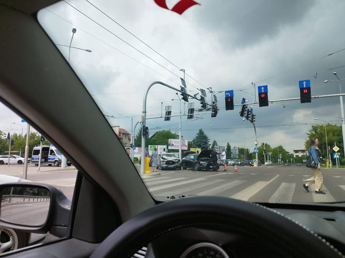 Zderzenie BMW z mazdą na skrzyżowaniu al. Kraśnickiej z ul. Bohaterów Monte Cassino