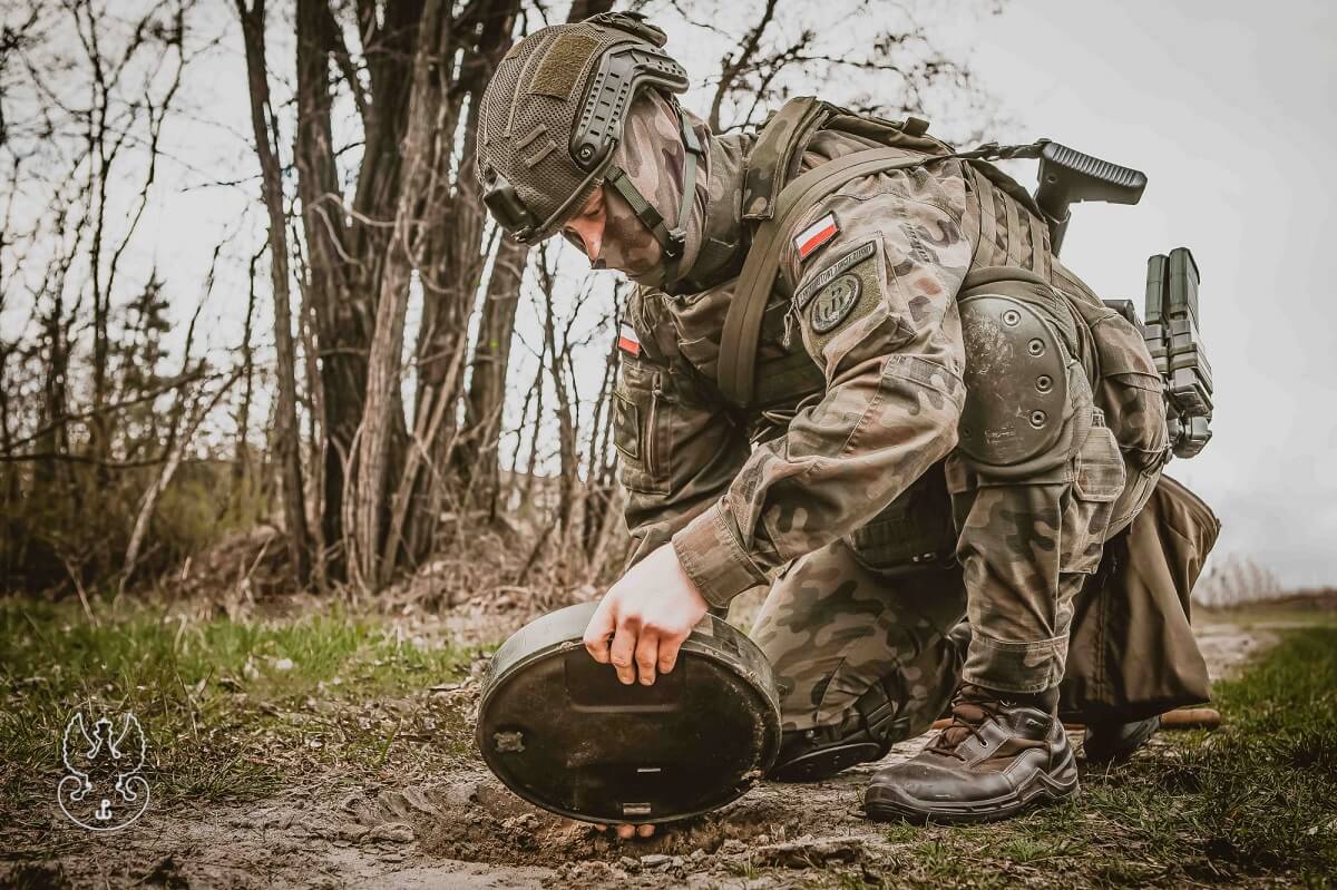 Saperzy ćwiczą na poligonie