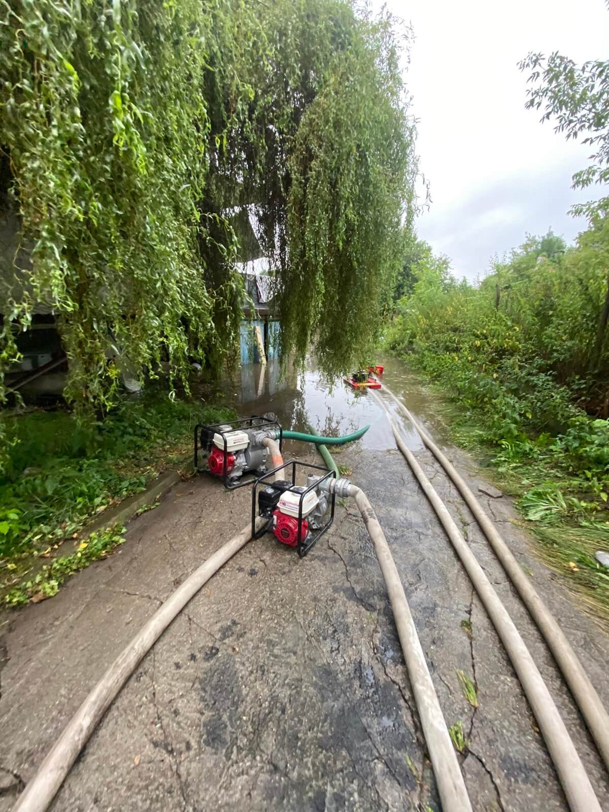 Strażacy z OSP Głusk-Lublin pompowali wodę z zalanej posesji przy ul. Kalinowszczyzna