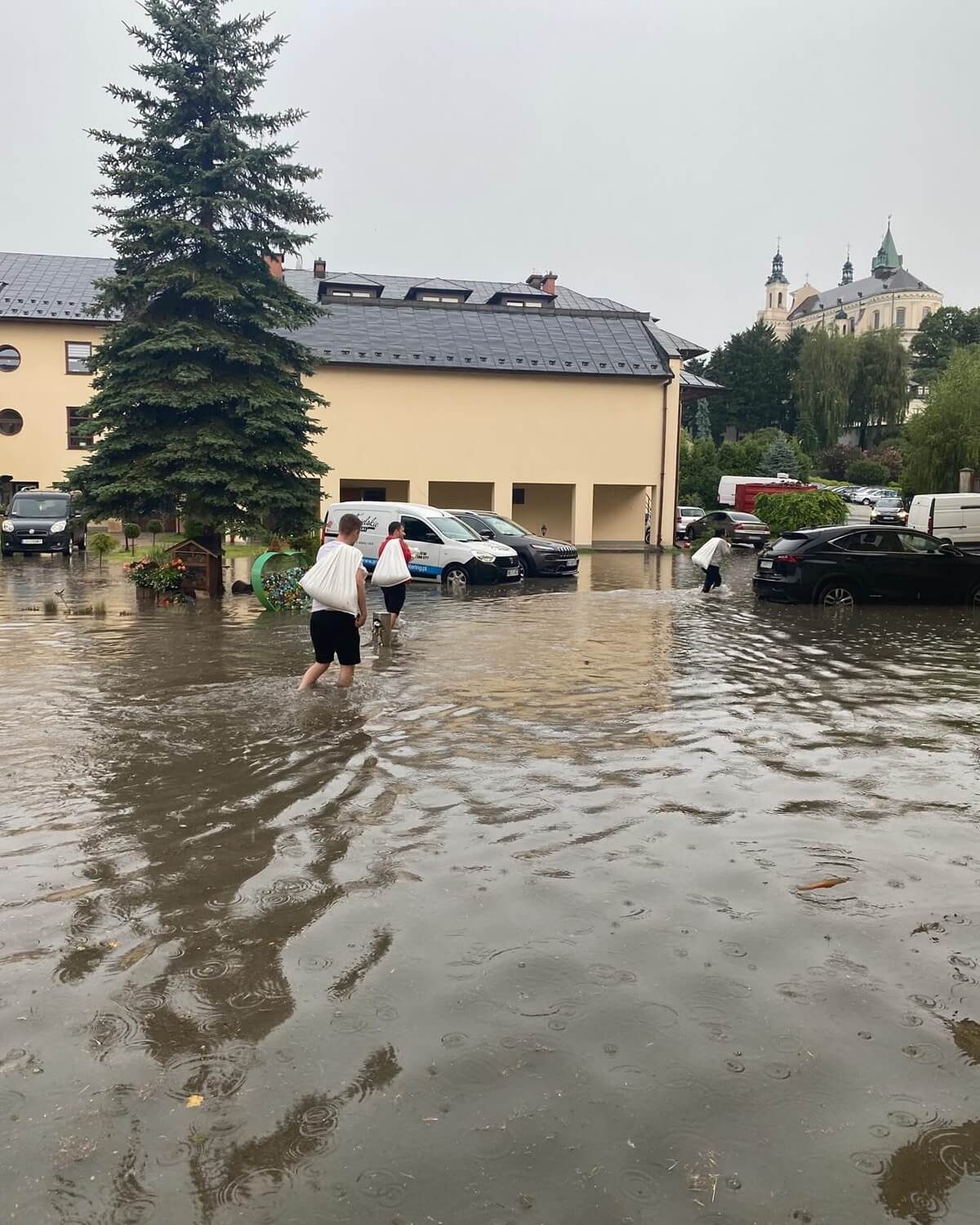 Zalany plac lubelskiego Caritasu