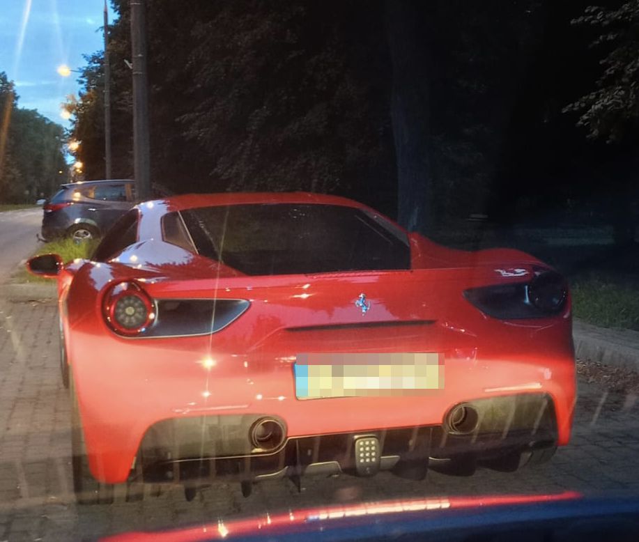 Zatrzymanie sportowego ferrari