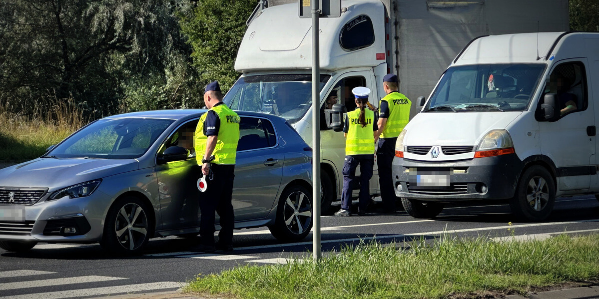 Policjanci kontrolują trzeźwość