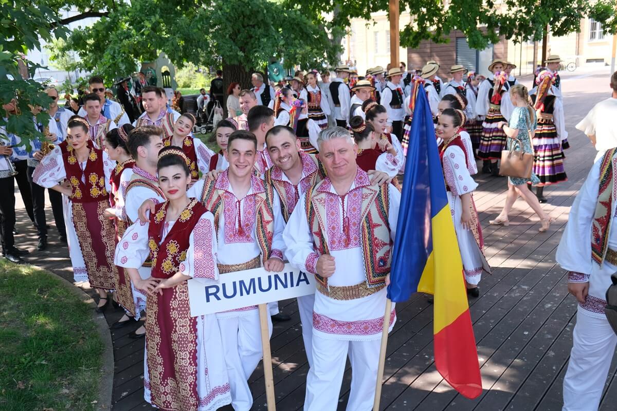 Parada zespołów biorących udział w 38. Międzynarodowych Spotkaniach Folklorystycznych