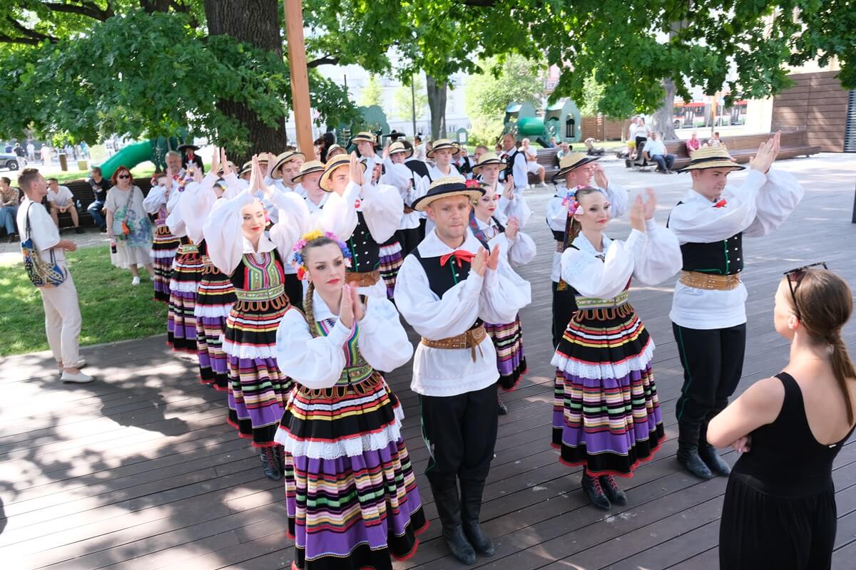 Parada zespołów biorących udział w 38. Międzynarodowych Spotkaniach Folklorystycznych