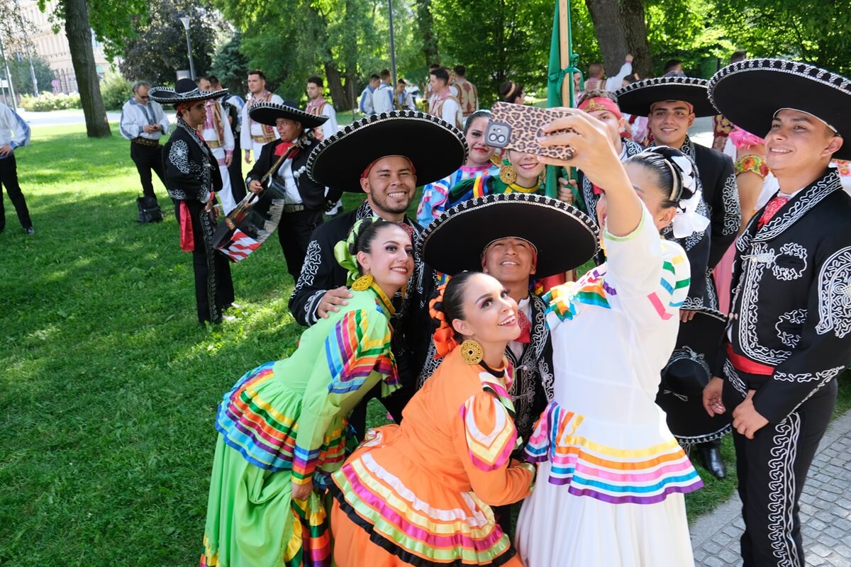 Parada zespołów biorących udział w 38. Międzynarodowych Spotkaniach Folklorystycznych