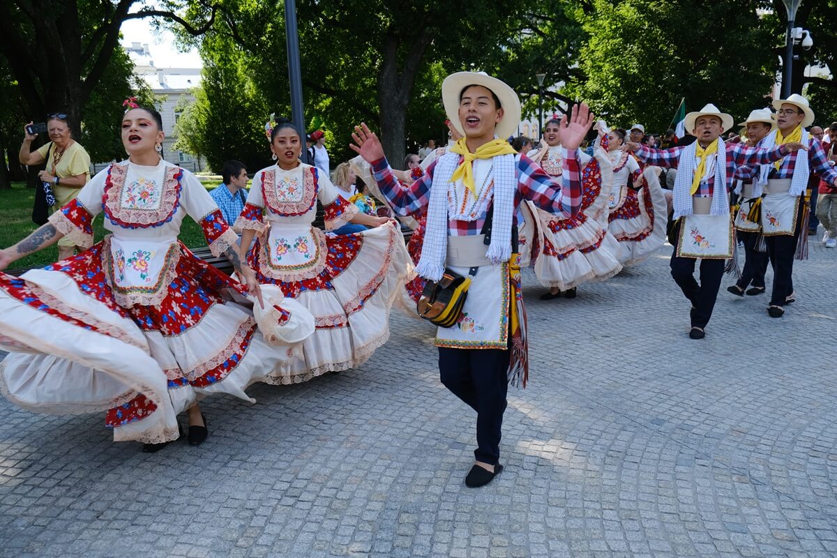 Parada zespołów biorących udział w 38. Międzynarodowych Spotkaniach Folklorystycznych