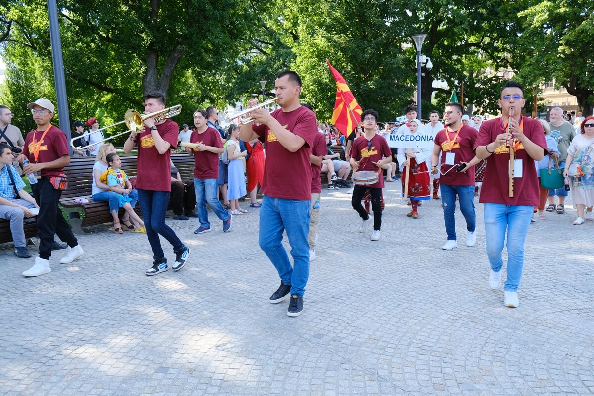 Parada zespołów biorących udział w 38. Międzynarodowych Spotkaniach Folklorystycznych