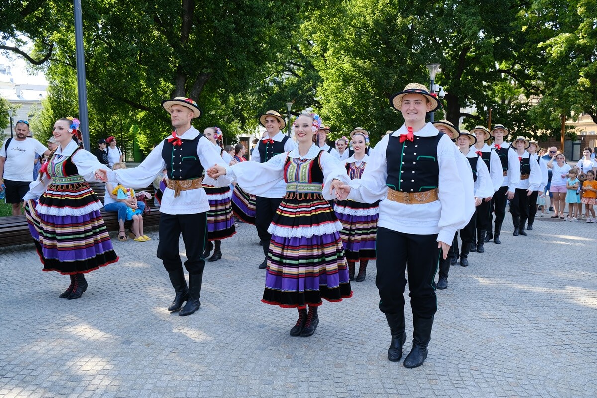 Parada zespołów biorących udział w 38. Międzynarodowych Spotkaniach Folklorystycznych