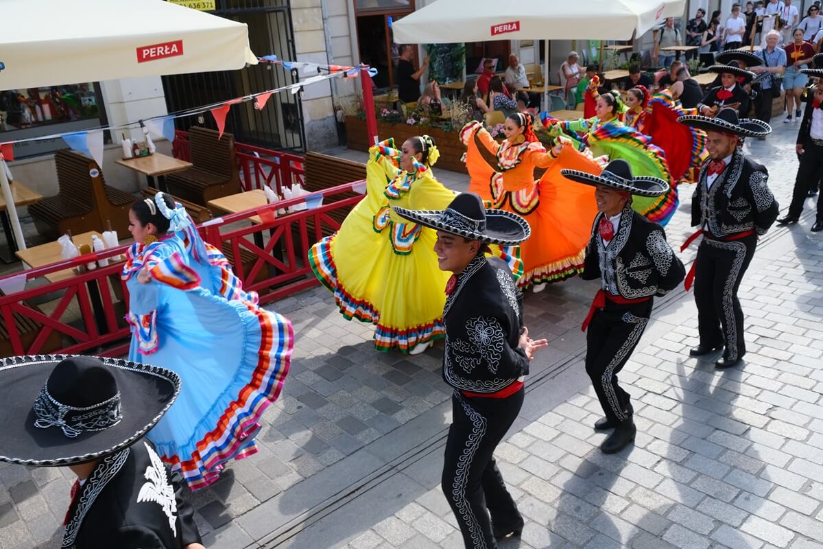 Parada zespołów biorących udział w 38. Międzynarodowych Spotkaniach Folklorystycznych