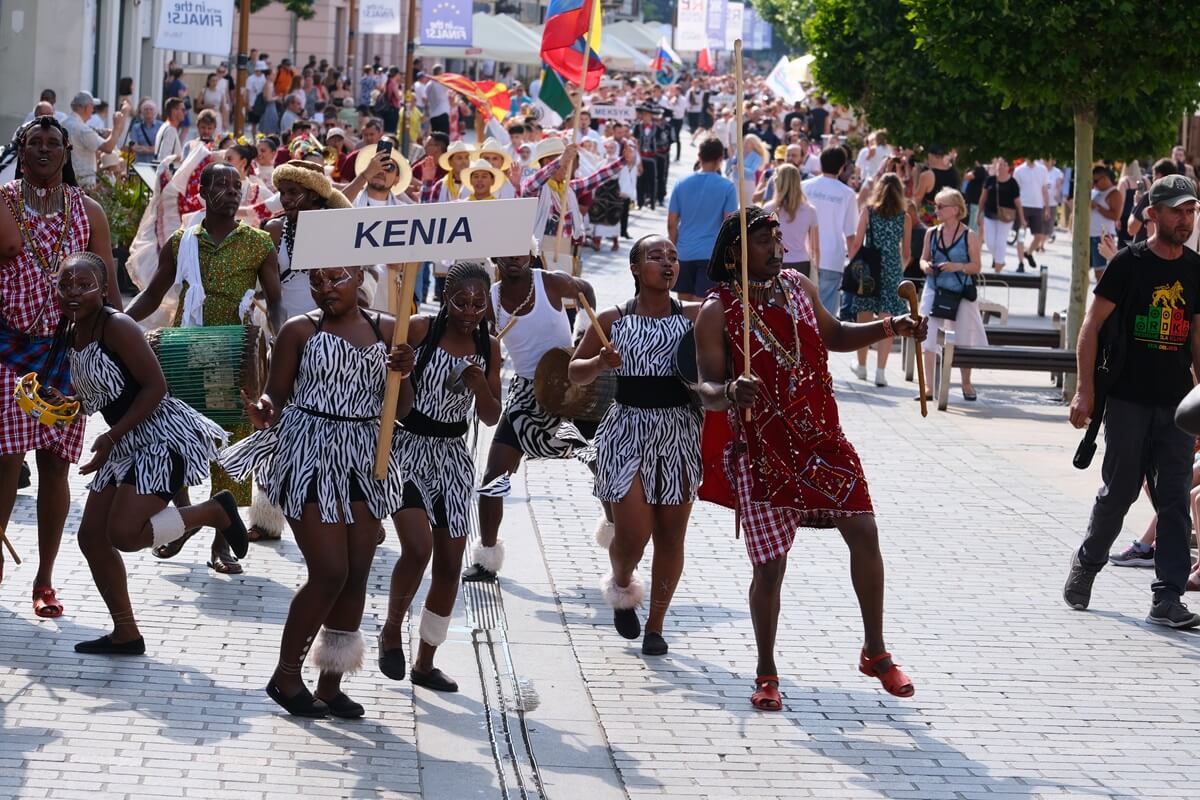 Parada zespołów biorących udział w 38. Międzynarodowych Spotkaniach Folklorystycznych