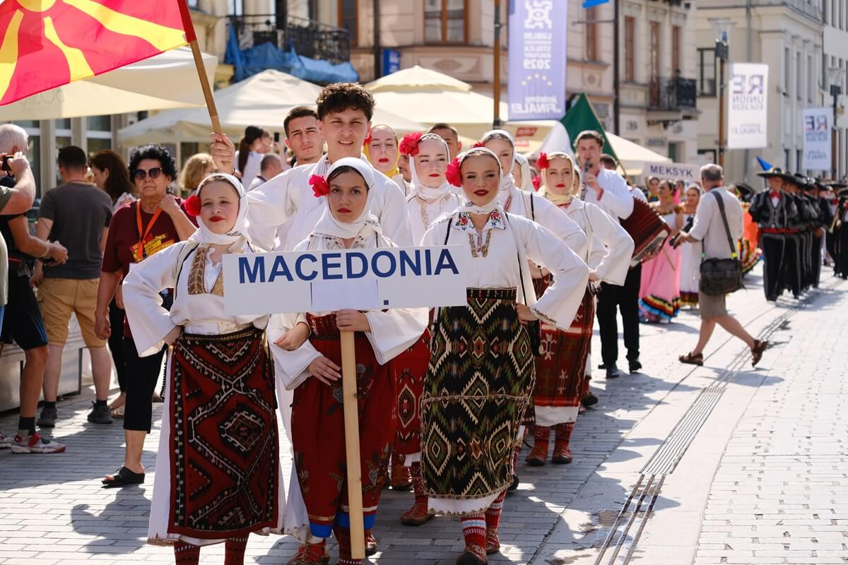 Parada zespołów biorących udział w 38. Międzynarodowych Spotkaniach Folklorystycznych