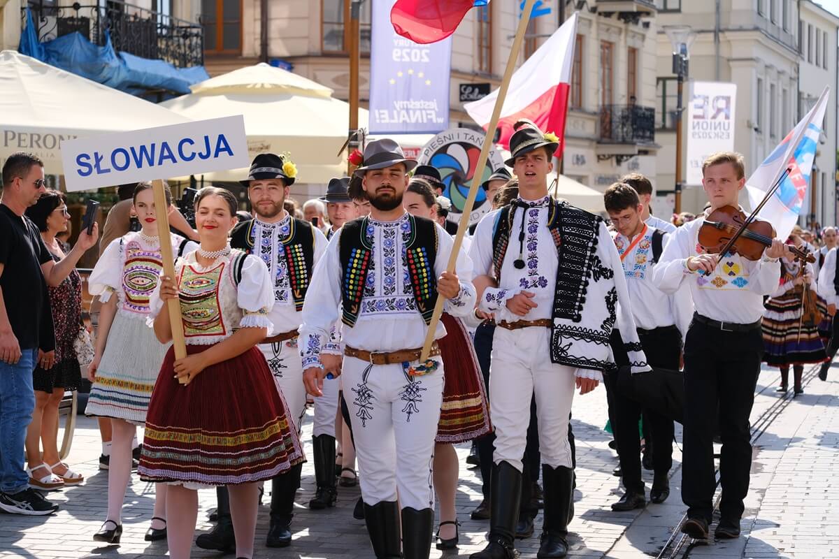 Parada zespołów biorących udział w 38. Międzynarodowych Spotkaniach Folklorystycznych