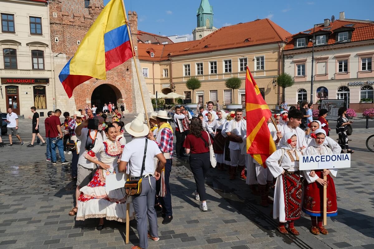 Parada zespołów biorących udział w 38. Międzynarodowych Spotkaniach Folklorystycznych