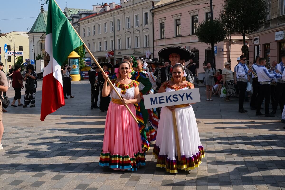 Parada zespołów biorących udział w 38. Międzynarodowych Spotkaniach Folklorystycznych