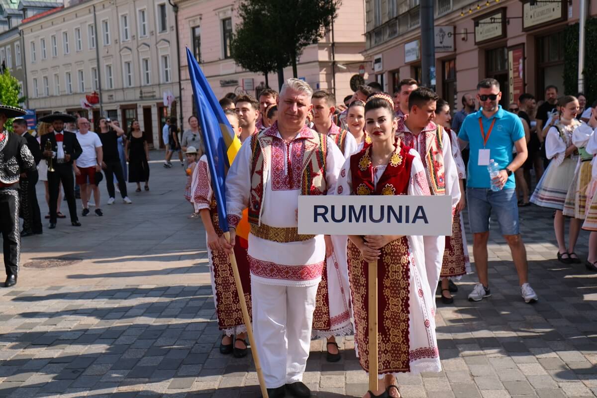 Parada zespołów biorących udział w 38. Międzynarodowych Spotkaniach Folklorystycznych