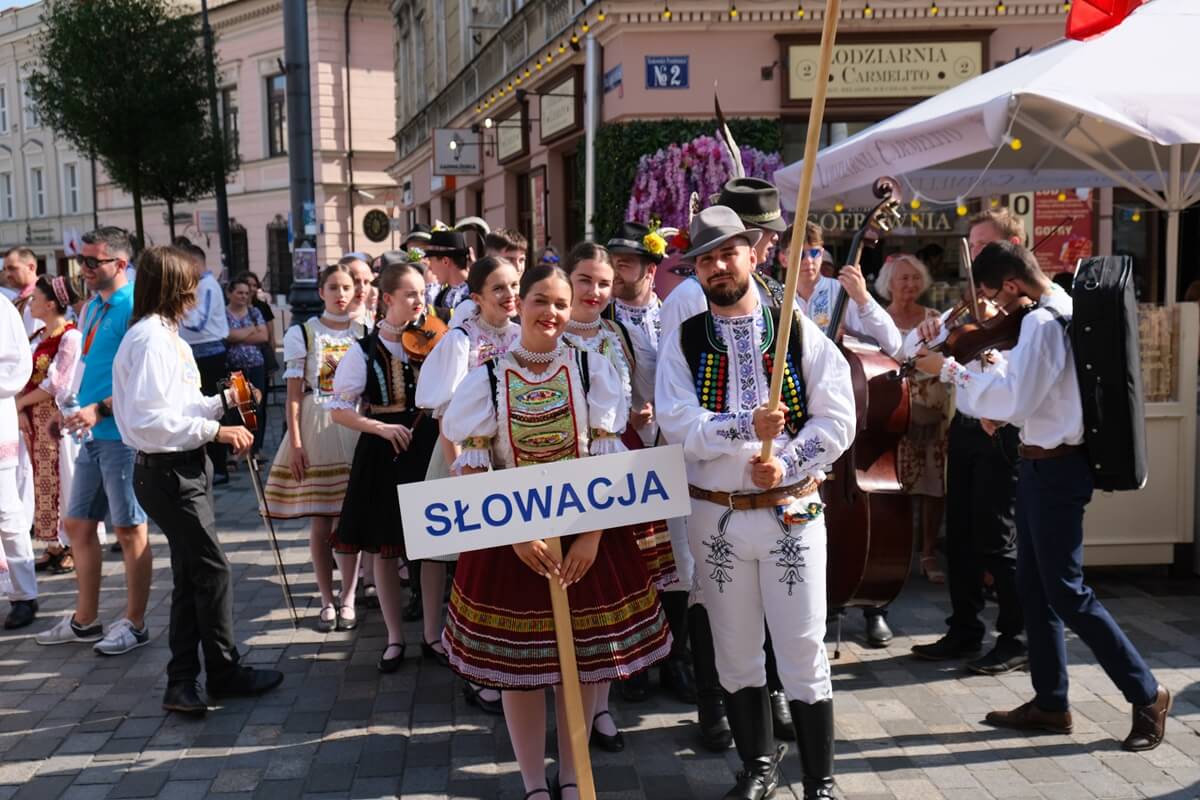 Parada zespołów biorących udział w 38. Międzynarodowych Spotkaniach Folklorystycznych