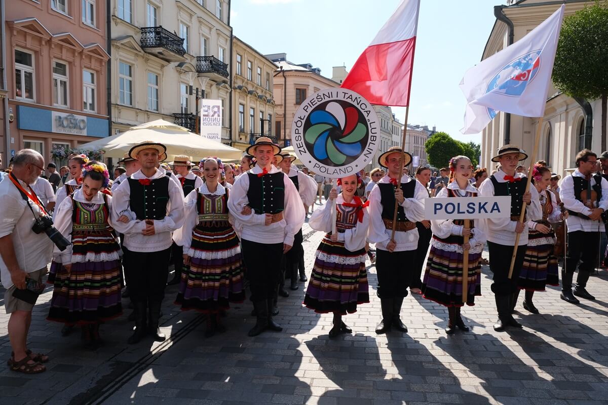 Parada zespołów biorących udział w 38. Międzynarodowych Spotkaniach Folklorystycznych