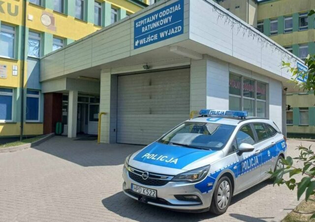 Radiowóz pod szpitalem w Kraśniku