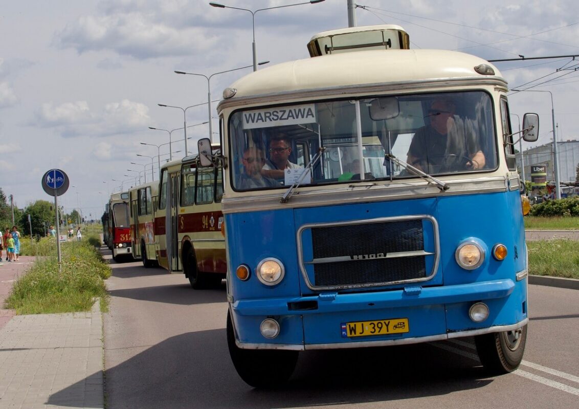 Niebieski zabytkowy autobus