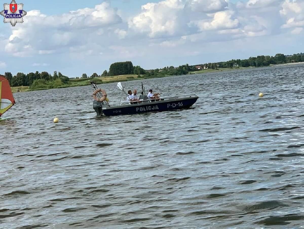 Policyjni wodniacy ratują żaglówkę na zalewie w Nieliszu