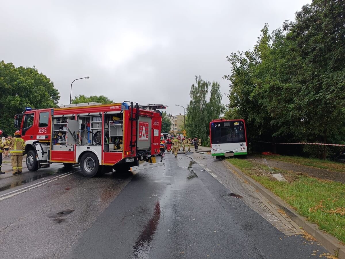 Akcja służb ratunkowych na ul. Romera, gdzie autobus wjechał w przystanek