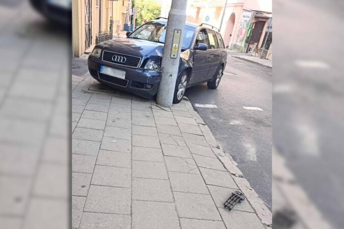 Audi uderzyło w słup na ul. Niecałej
